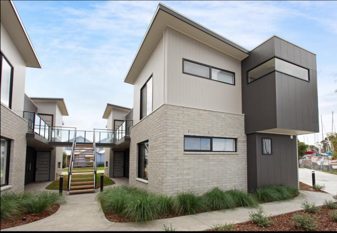 Captains Cove Ground Floor Luxury Apartments Пейнсвил Екстериор снимка
