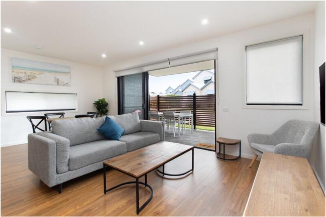 Captains Cove Ground Floor Luxury Apartments Пейнсвил Екстериор снимка