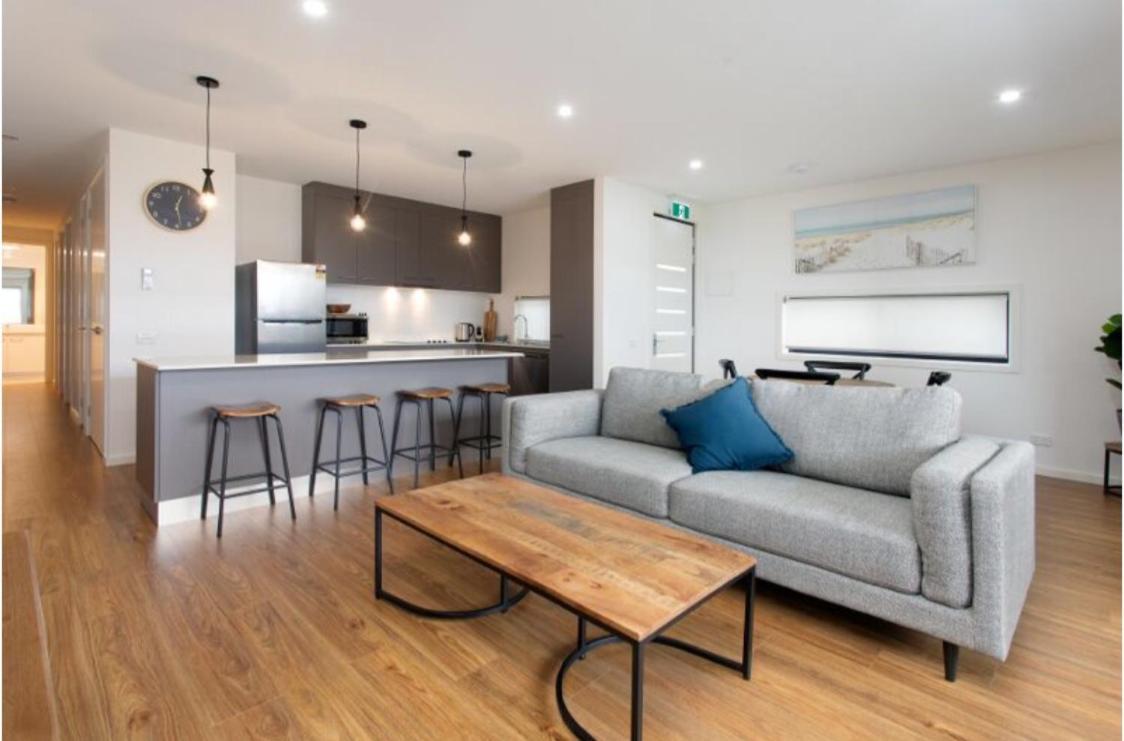 Captains Cove Ground Floor Luxury Apartments Пейнсвил Екстериор снимка