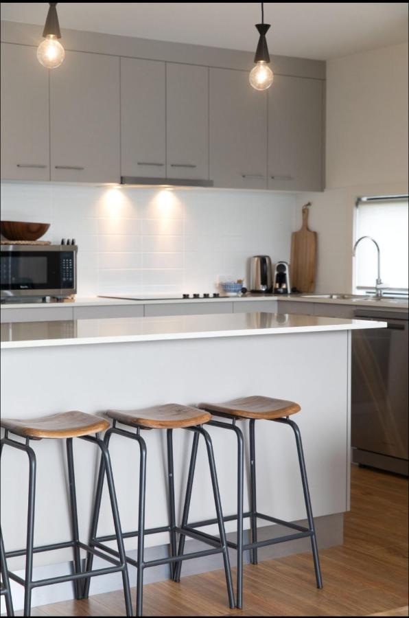 Captains Cove Ground Floor Luxury Apartments Пейнсвил Екстериор снимка