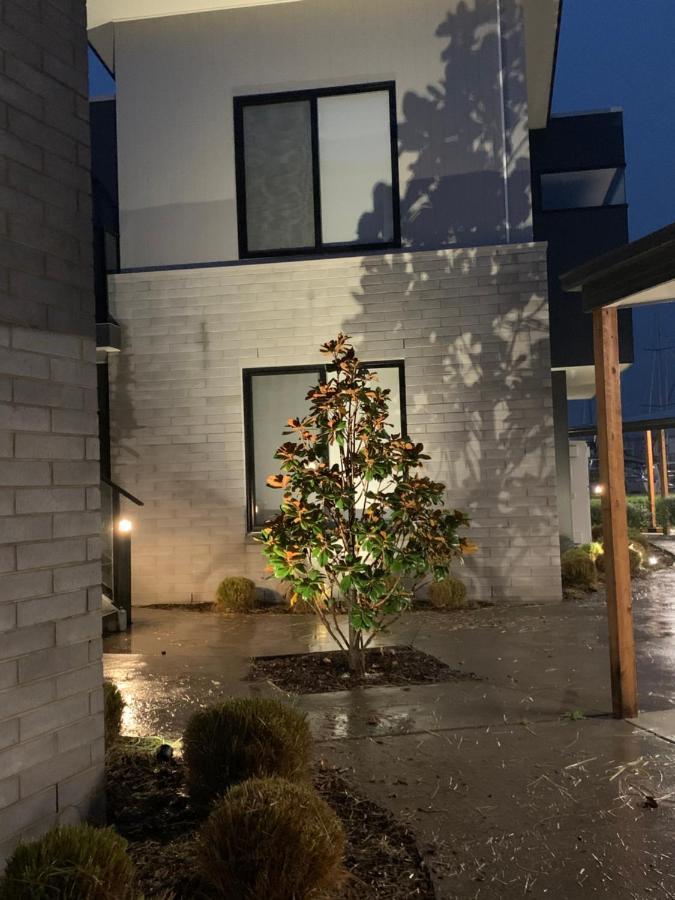 Captains Cove Ground Floor Luxury Apartments Пейнсвил Екстериор снимка
