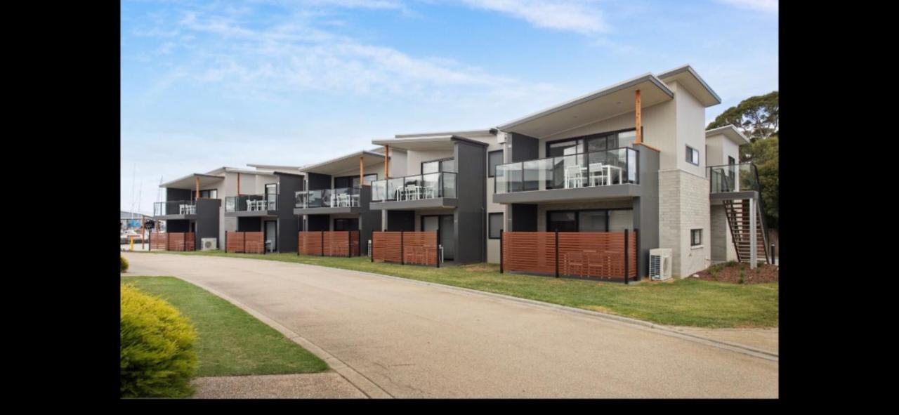 Captains Cove Ground Floor Luxury Apartments Пейнсвил Екстериор снимка