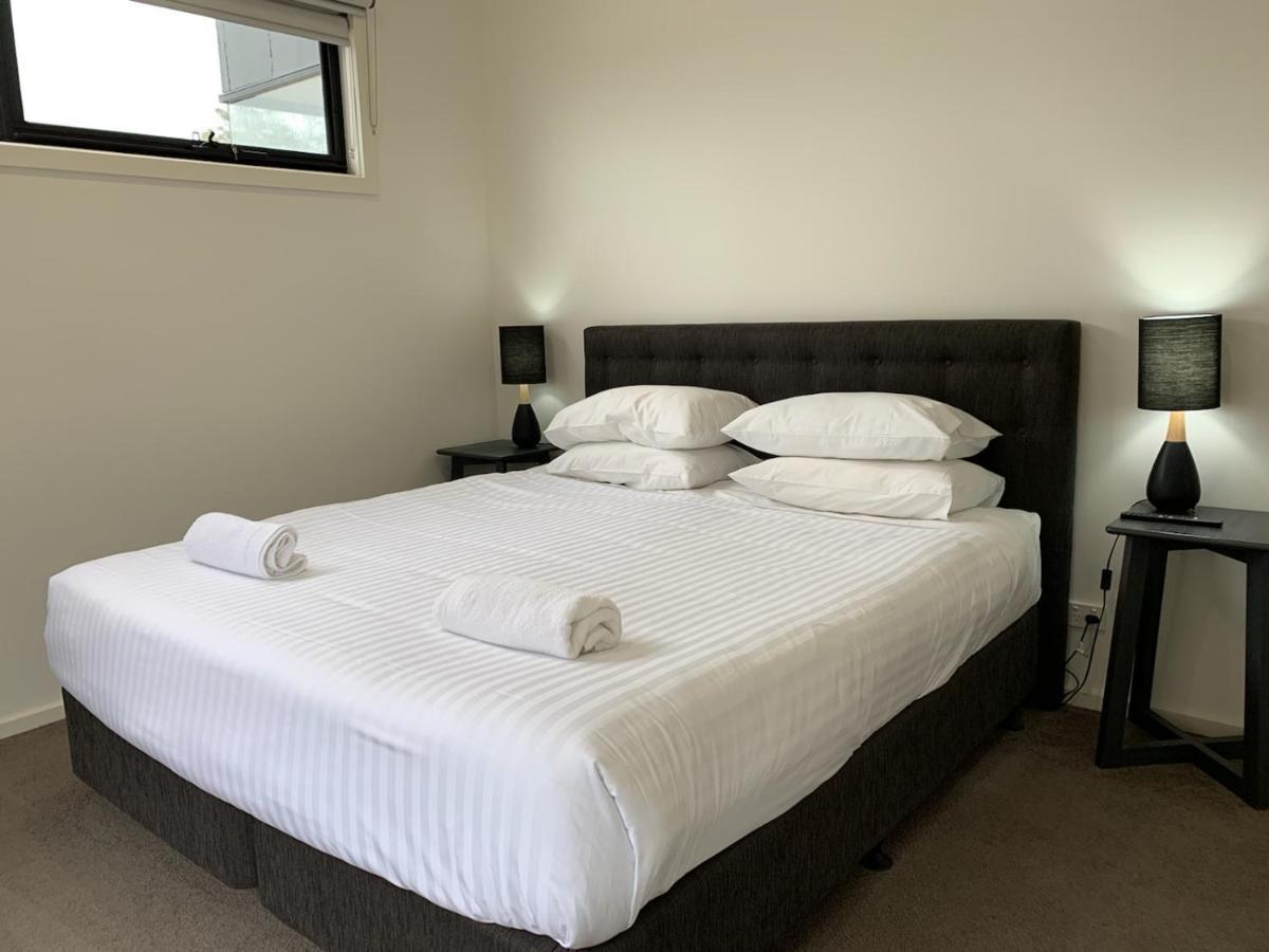 Captains Cove Ground Floor Luxury Apartments Пейнсвил Екстериор снимка